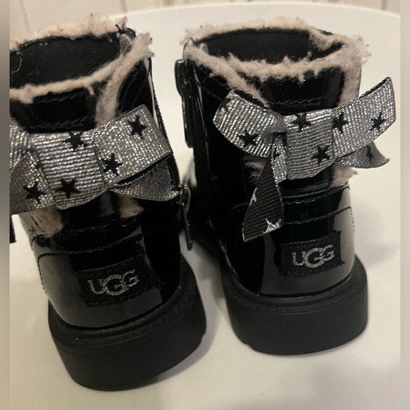 Ugg Girls Ugg Patent Leather Lynde Ankle Boots Black size US5 UK 23.5 IS 7 - Picture 1 of 9